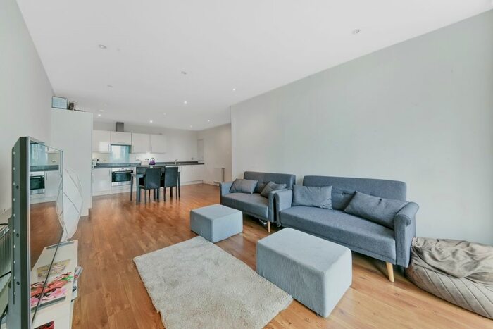 3 Bedroom Flat To Rent In High Street, Stratford, London, E15