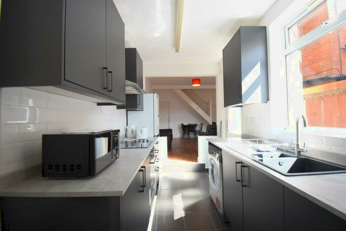 4 Bedroom Semi-Detached House To Rent In Milner Road, Selly Oak, B29