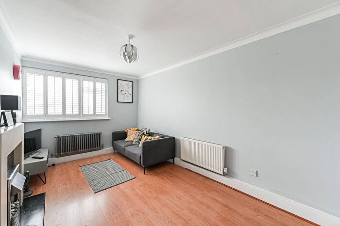 2 Bedroom Flat To Rent In Kings Avenue, Clapham Park, London, SW4