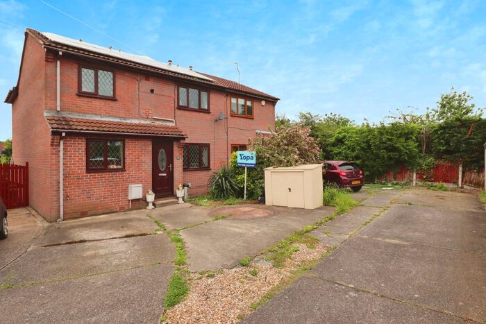 4 Bedroom Semi-Detached House For Sale In Oakwell Drive, Askern, Doncaster, DN6