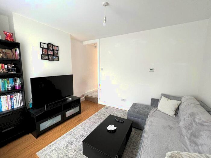 2 Bedroom Terraced House To Rent In Bells Hill, EN5