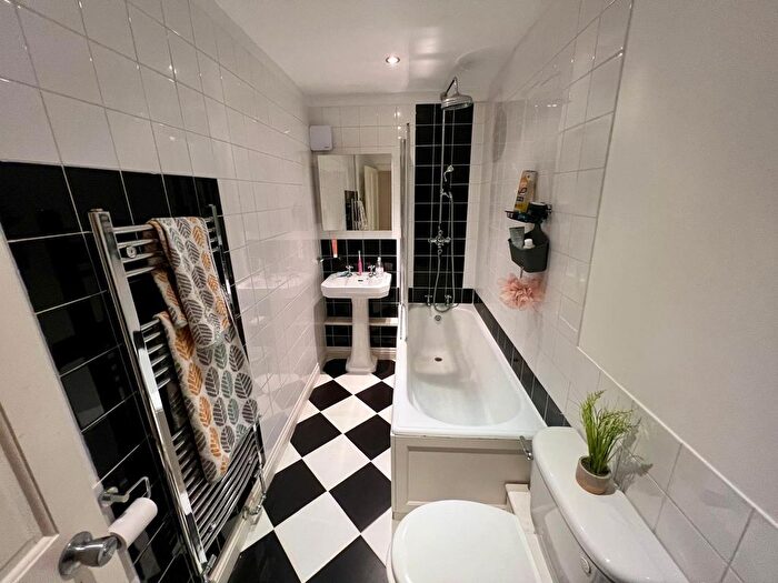 1 Bedroom Flat To Rent In Wells Walk, Ilkley, West Yorkshire, LS29