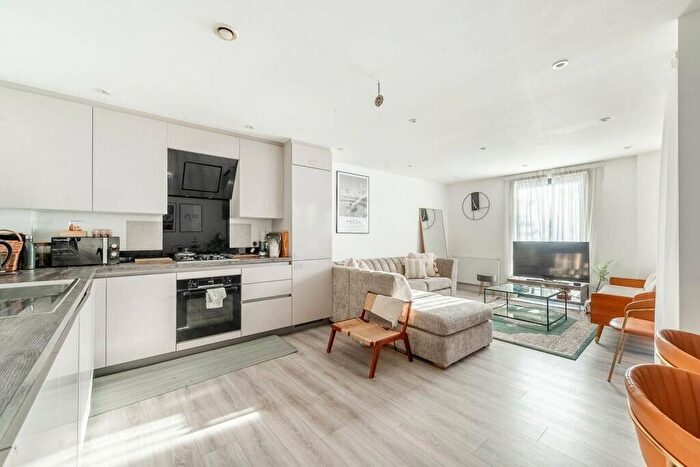 3 Bedroom Flat To Rent In High Street, Harrow, Middlesex, HA3