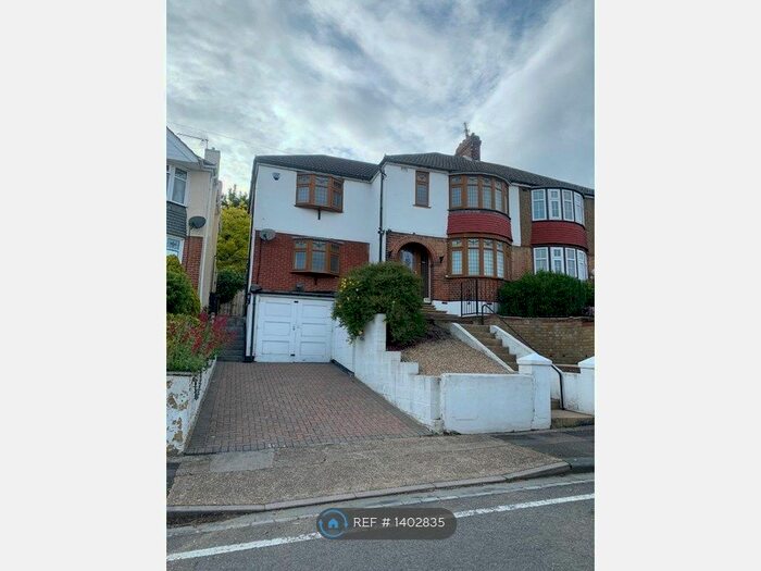 4 Bedroom Semi-Detached House To Rent In Jersey Road, Strood, ME2