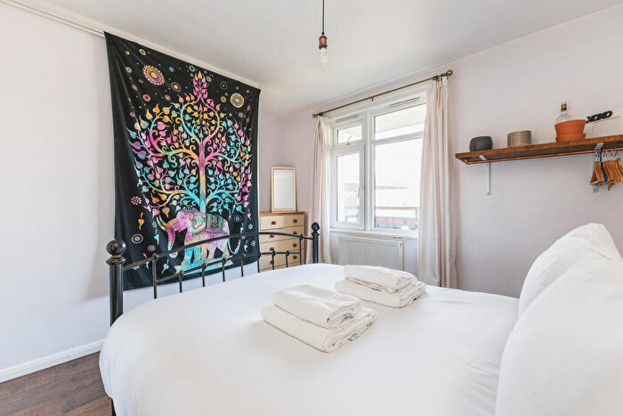 1 Bedroom Flat To Rent In Falstaff House, Arden Estate, London, N1