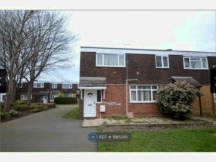 4 Bedroom End Of Terrace House To Rent In Ballantyne Road, Farnborough, GU14