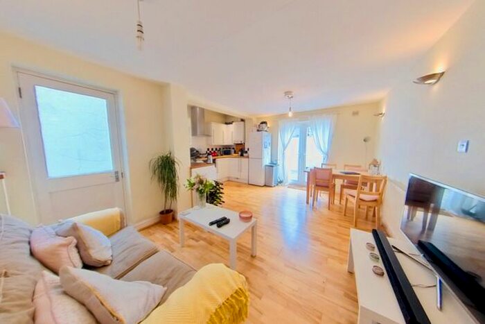 3 Bedroom Flat To Rent In Garratt Lane, London, SW18