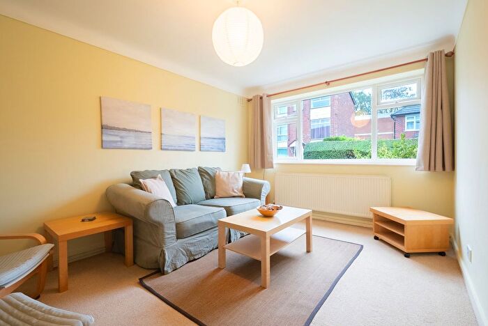 1 Bedroom Flat To Rent In Broomville Avenue, Sale, M33