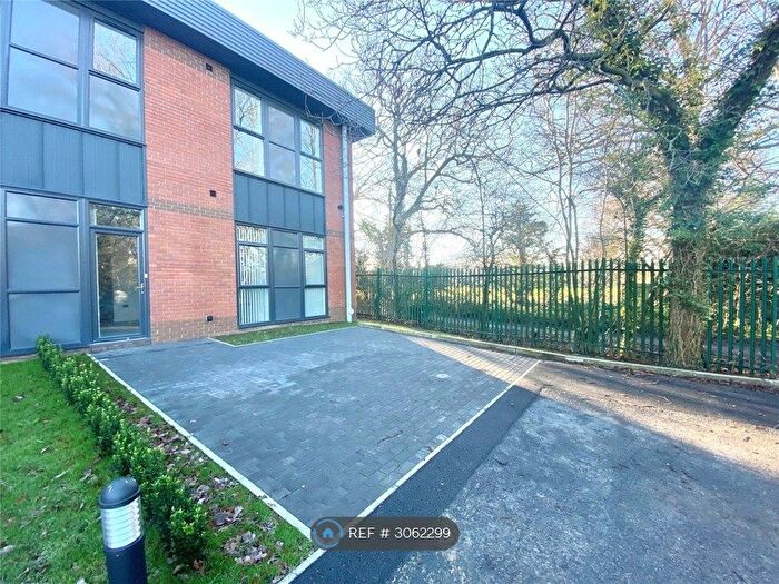 2 Bedroom Flat To Rent In Parkview House, Wokingham, RG41