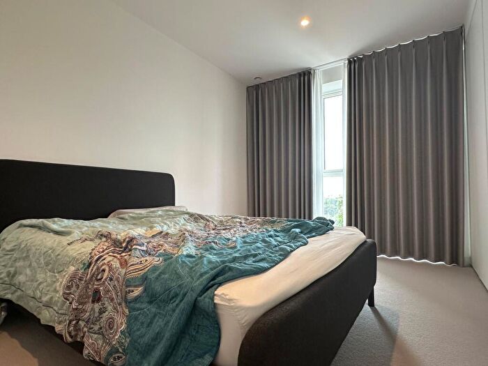 2 Bedroom Flat To Rent In Ribbon Lane, NW2