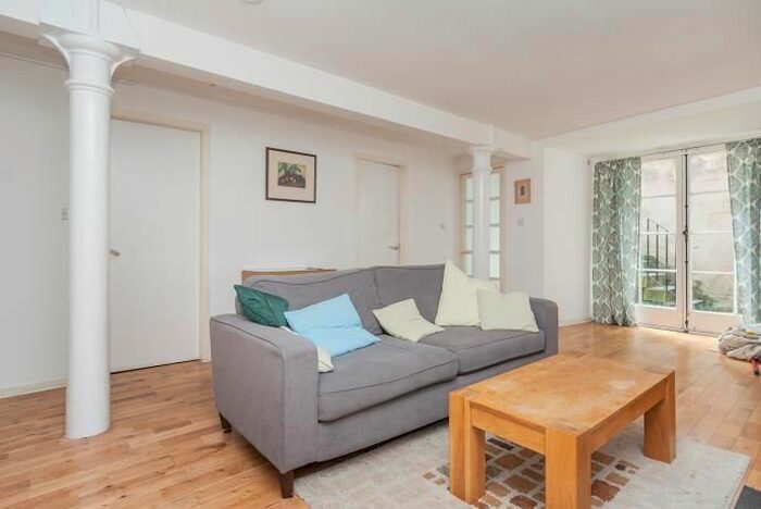 2 Bedroom Flat To Rent In Campbells Close, Edinburgh, EH8