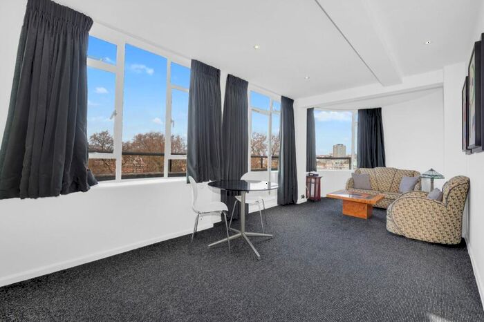 Apartment To Rent In Charterhouse Square, EC1M