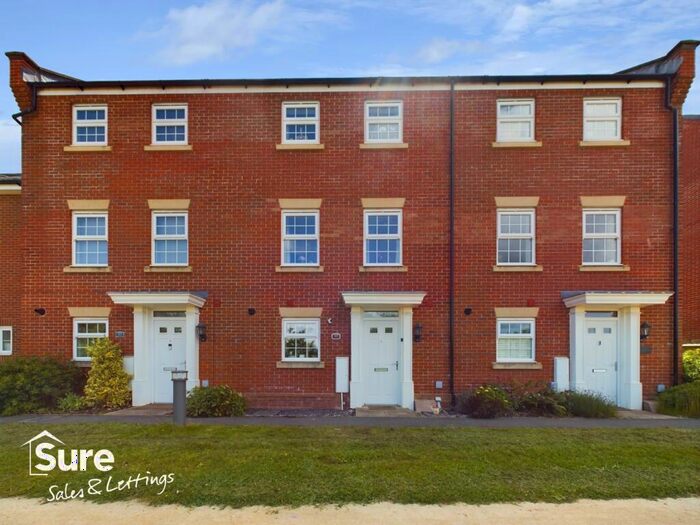 4 Bedroom Terraced House To Rent In Pipit Walk, Hemel Hempstead, Hertfordshire, HP3