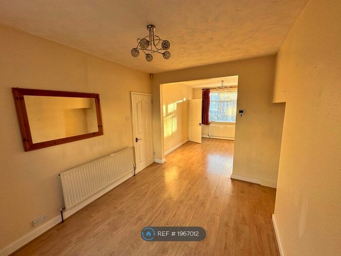 3 Bedroom Semi-Detached House To Rent In Swithland Avenue, Leicester, LE4