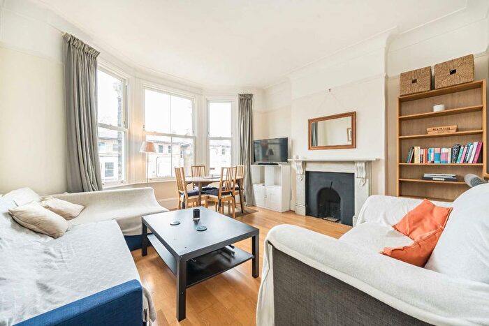 2 Bedroom Flat For Sale In Chelsham Road, London, SW4