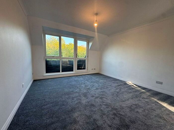 2 Bedroom Flat To Rent In Commonside Close, Downs Court Commonside Close, SM2