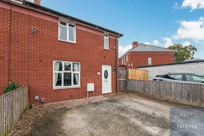3 Bedroom Semi-Detached House For Sale In Merrivale Road, Exeter, EX4