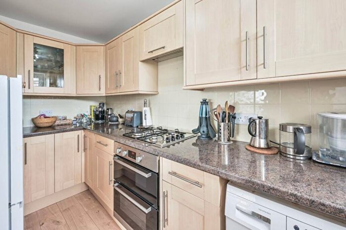 2 Bedroom Flat For Sale In Friern Park, North Finchley, London, N12