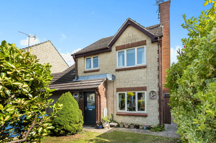 4 Bedroom Link Detached House For Sale In Rendcomb Drive, Cirencester, Gloucestershire, GL7