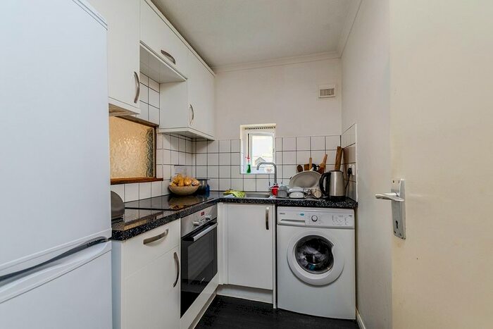 1 Bedroom Flat To Rent In Shott Close, Sutton, Surrey, SM1