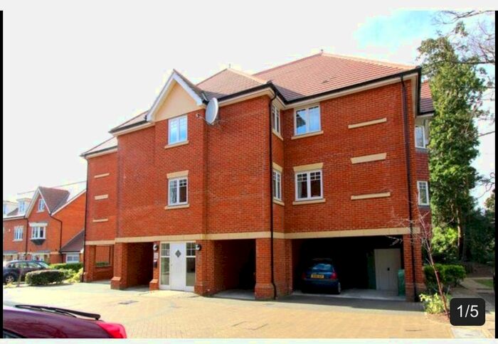 2 Bedroom Flat To Rent In Priory Fields, Watford, Hertfordshire, WD17
