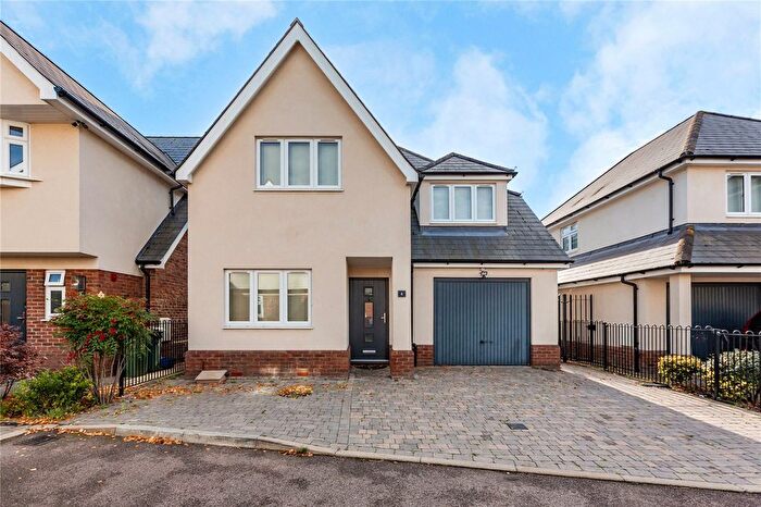 4 Bedroom Detached House For Sale In Glades Close, Romford, RM1