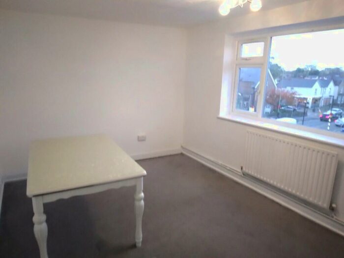 3 Bedroom Flat To Rent In Mottingham Road, London, SE9