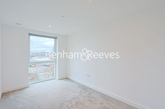 2 Bedroom Flat To Rent In Beresford Avenue, Grand Union, HA0