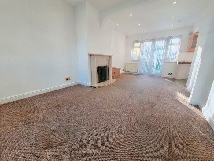 3 Bedroom Semi-Detached House To Rent In Warwick Avenue, Harrow, Middlesex, HA2
