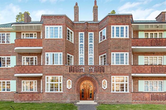 2 Bedroom Flat For Sale In Roehampton Close, Barnes, SW15