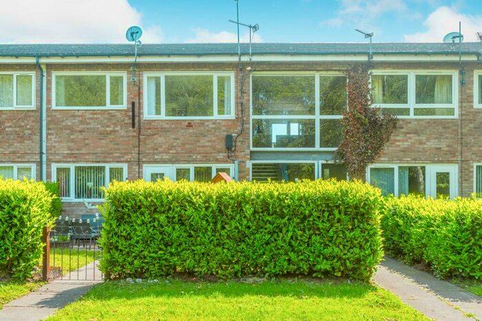 1 Bedroom Apartment To Rent In Thirsk Avenue, Sale, M33