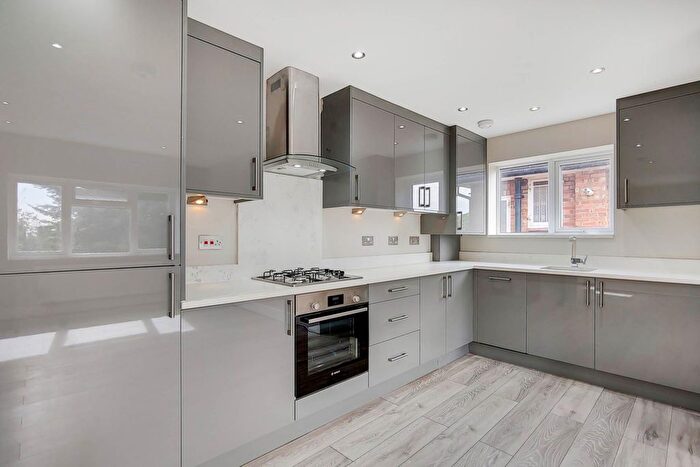 3 Bedroom Flat To Rent In St. Dunstans Avenue, Acton, W3