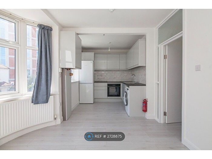 2 Bedroom Flat To Rent In Porden Road, London, SW2
