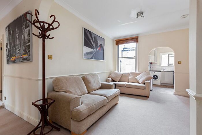 3 Bedroom Flat To Rent In Rostrevor Road, SW6