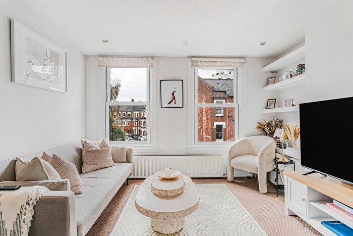 2 Bedroom Flat To Rent In Tremadoc Road, London, SW4