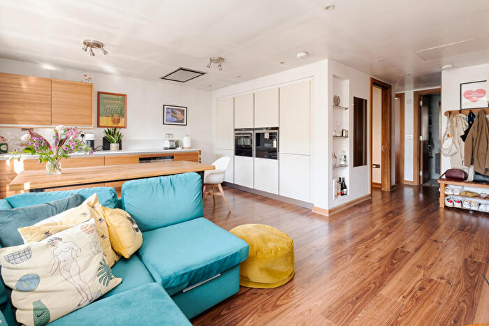 2 Bedroom Flat For Sale In Albion Drive, London, E8