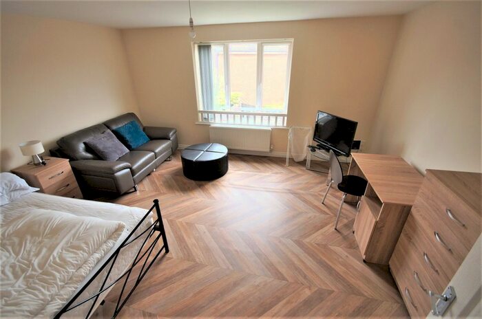 4 Bedroom Semi-Detached House To Rent In Surrey Drive, Coventry, CV3