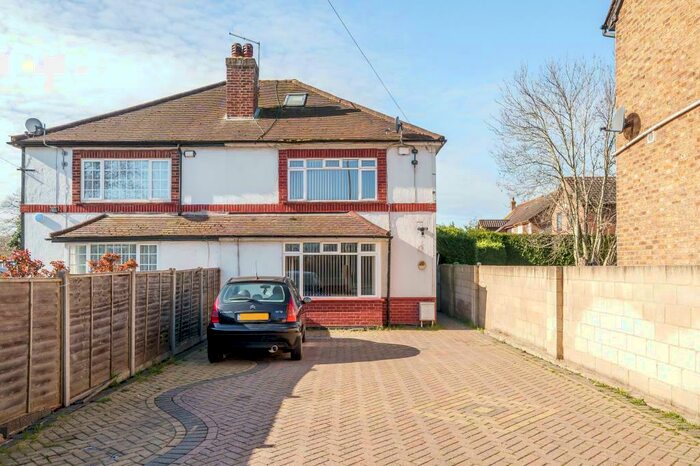 4 Bedroom Semi-Detached House To Rent In Slough, Berkshire, SL3