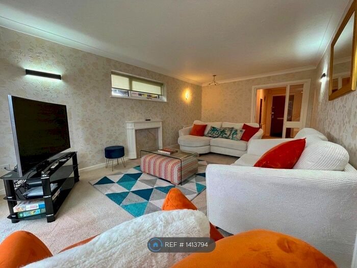 2 Bedroom Flat To Rent In Chine Mansions, Bournemouth, BH2