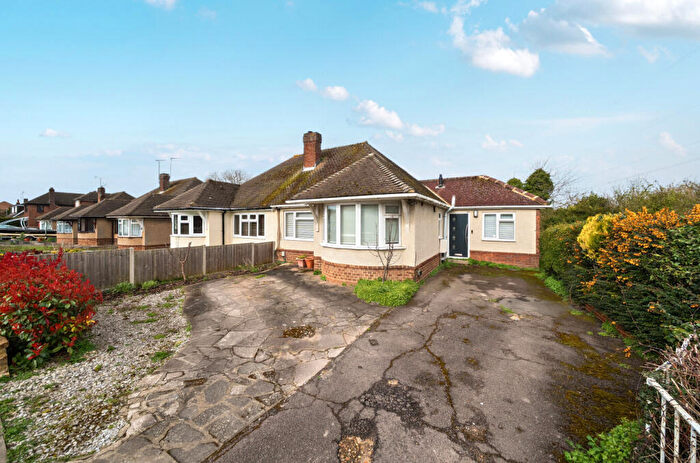 3 Bedroom Bungalow For Sale In Halfmoon Lane, Dunstable, Bedfordshire, LU5
