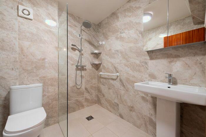 2 Bedroom Flat For Sale In Hunt Court, Chase Side, N14