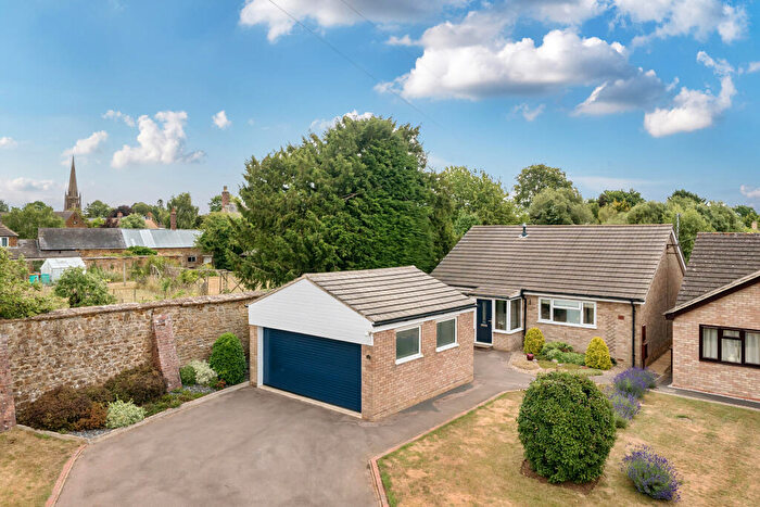 3 Bedroom Detached Bungalow For Sale In Cherrys Close, Bloxham, OX15