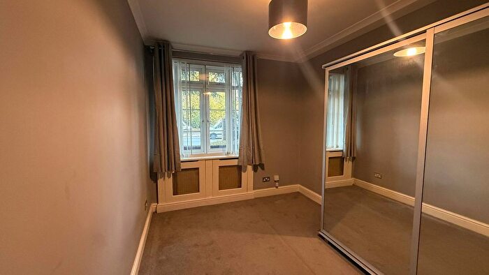 3 Bedroom Flat To Rent In Brook Lodge, North Circular Road, Golders Green, London, NW11