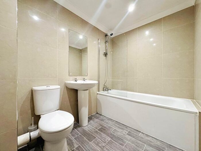 2 Bedroom Flat For Sale In Drayton Road, Borehamwood, WD6