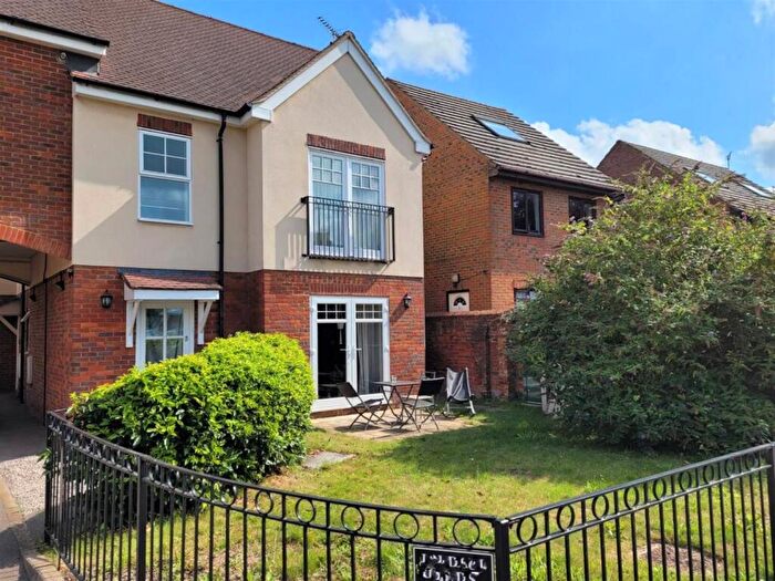 1 Bedroom Flat To Rent In Bicester Road, Aylesbury, HP19