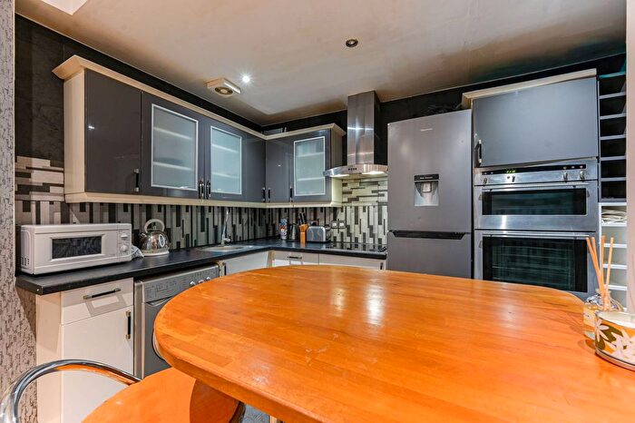 1 Bedroom Flat For Sale In Sinclair Road, Brook Green, London, W14