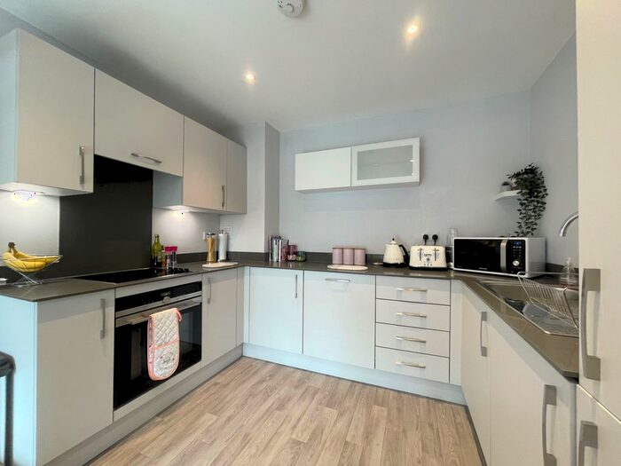 2 Bedroom Flat To Rent In North Street, Horsham, RH13