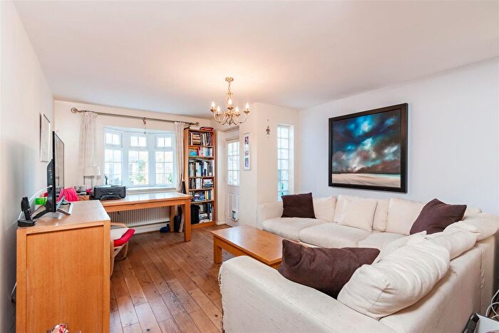 2 Bedroom Cottage To Rent In Green Lane, Hanwell, W7