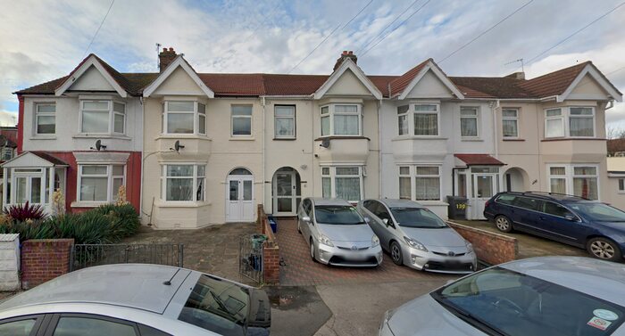 2 Bedroom Flat To Rent In Gordon Road, Ilford, Essex, IG1