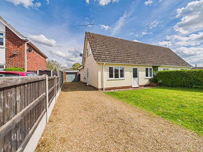 3 Bedroom Chalet For Sale In St Peters Way, Thurston, IP31